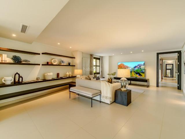 Chalet en venta en Marbella, Divina Pastora. Bungalow Villa rediseñada por Matterhorn Estates en La Cerquilla. Chalets.