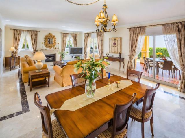 Chalet en venta en Marbella, Elviria. Villa familiar tradicional de 4 dormitorios en venta en Elviria, Marbella Este, Costa del Sol. Chalets.