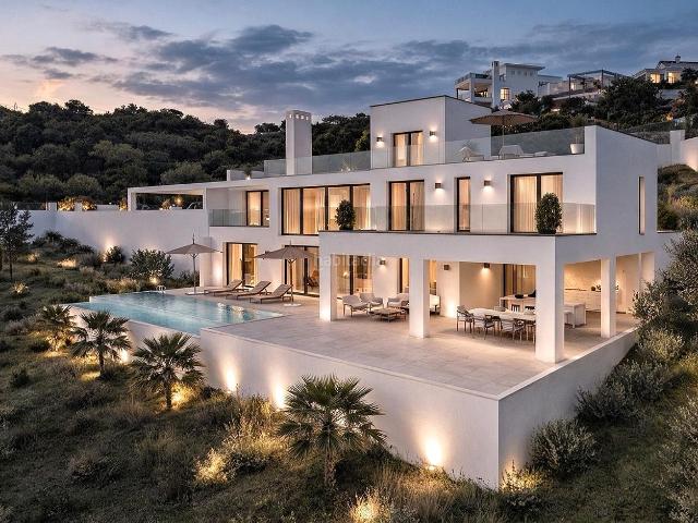 Chalet en venta en Marbella, Elviria. ? Proyecto de Villa Contemporánea con Licencia de Obra y Vistas Panorámicas en La Maire. Chalets.