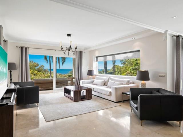 Chalet en venta en Marbella, El Rosario Ricmar. Una joya arquitectónica en El Rosario: lujo, tranquilidad y diseño en una ubicación privilegiada. Chalets.