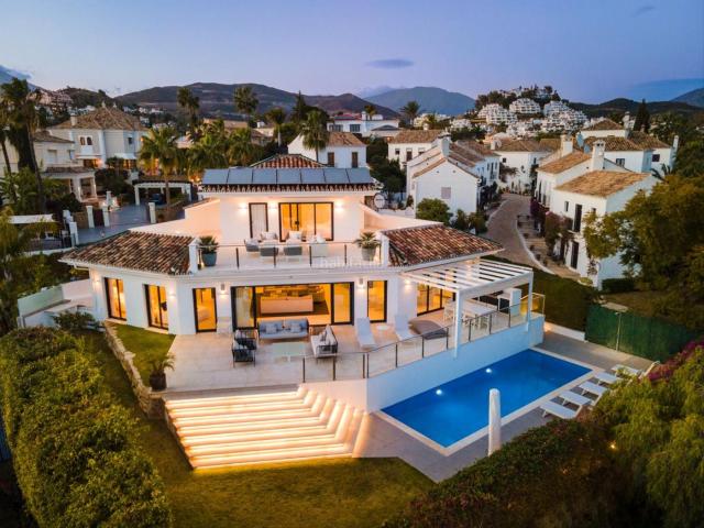 Chalet en venta en Marbella, El Rosario Ricmar. Villa familiar completamente reformada con impresionantes vistas al mar en el corazón del Valle del Golf. Chalets.