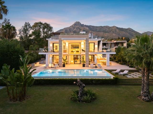 Chalet en venta en Marbella, Lomas de Marbella Club. Ubicada en la prestigiosa urbanización Altos de Puente Romano, en la Milla de Oro de Marbella, Villa Romano es la personificación. Chalets.