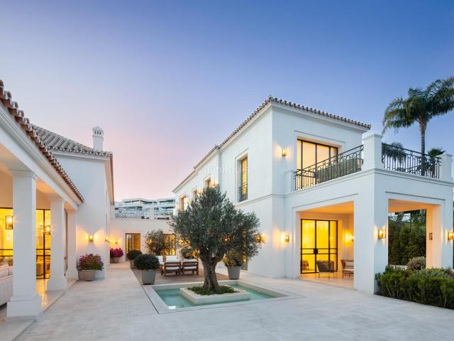 Chalet en venta en Marbella, Los Naranjos. ¡Bienvenido a tu nuevo hogar de ensueño! Esta impresionante villa de lujo de estilo francés, situada en la prestigiosa urbanizac. Chalets.