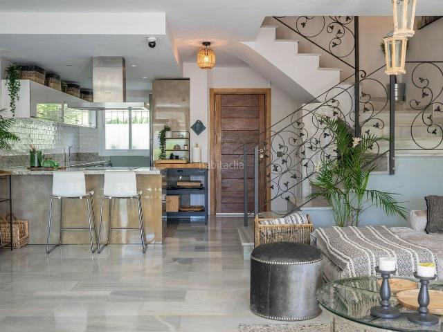 Chalet en venta en Marbella, Los Naranjos. Esta encantadora casa adosada está situada en la urbanización Balcón del Golf, muy segura y serena, en el corazón de Nueva Andaluc. Chalets.
