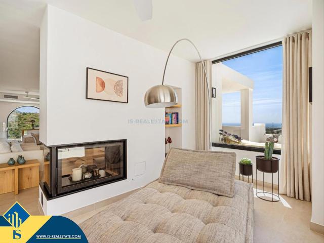 Chalet en venta en Marbella, Los Naranjos. Villa con piscina privada, en la provincia de Málaga, en la ciudad de Marbella, en la zona de Nueva Andalucía. 5 habitaciones 43. Chalets.