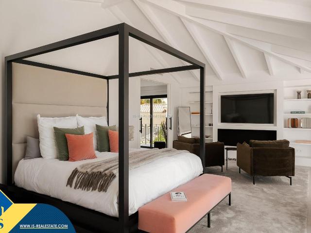 Chalet en venta en Marbella, Los Naranjos. Villa con piscina privada, en la provincia de Málaga, en la ciudad de Marbella, en la zona de Puerto Banús. 5 habitaciones 514 m. Chalets.