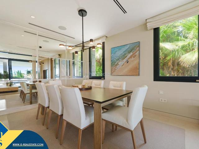Chalet en venta en Marbella, Los Naranjos. Villa con piscina privada, en la provincia de Málaga, en Marbella, en la zona de Nueva Andalucía. 5 habitaciones 473 m² 4 kiló. Chalets.