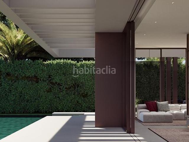 Chalet en venta en Marbella, Los Naranjos. Villa de diseño excepcional que, con su posición en primera línea de golf, es todo entretenimiento y golf. Al ingresar a esta inc. Chalets.