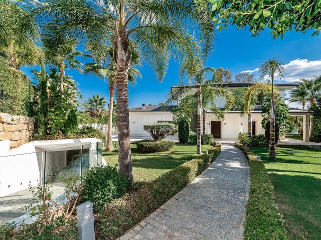 Chalet en venta en Marbella, Los Naranjos. Villa de lujo de 5 dormitorios y 5 baños con vistas al mar. Nueva Andalucía, Marbella. Chalets.