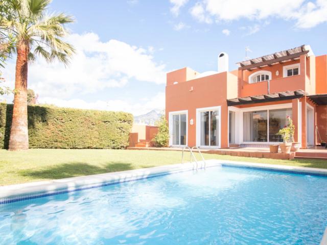 Chalet en venta en Marbella, Los Naranjos. Villa de 3 dormitorios en venta en Nueva Andalucia. Chalets.