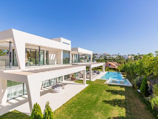 Chalet en venta en Marbella, Los Naranjos. Villa de 6 dormitorios y 8 baños en Nueva Andalucía, Marbella. Obra Nueva. Chalets.