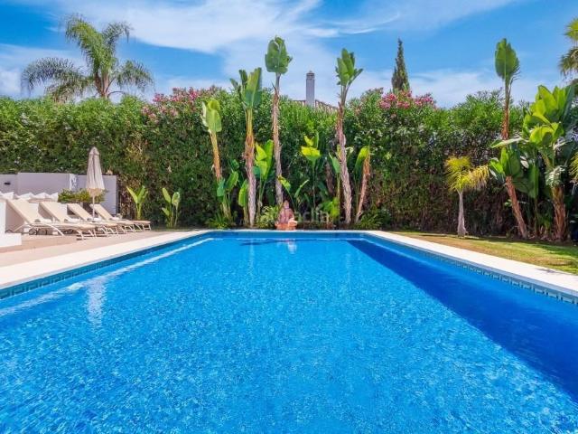 Chalet en venta en Marbella, Los Naranjos. Villa reformada en Nueva Andalucía, Marbella. Chalets.