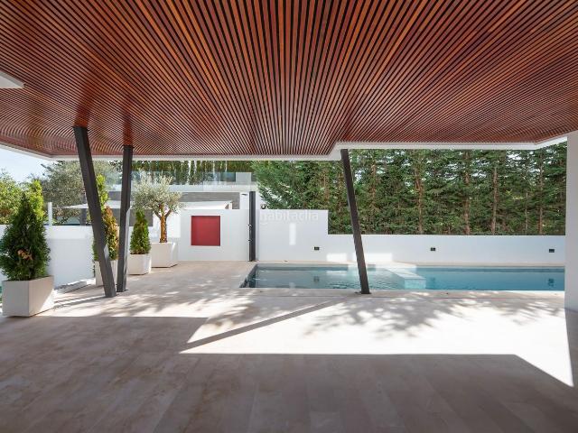 Chalet en venta en Marbella, La Carolina Guadalpín. Villa Cypress es una de las Casablanca Beach Villas, ubicada en una playa bien establecida urbanización con fácil acceso a la play. Chalets.