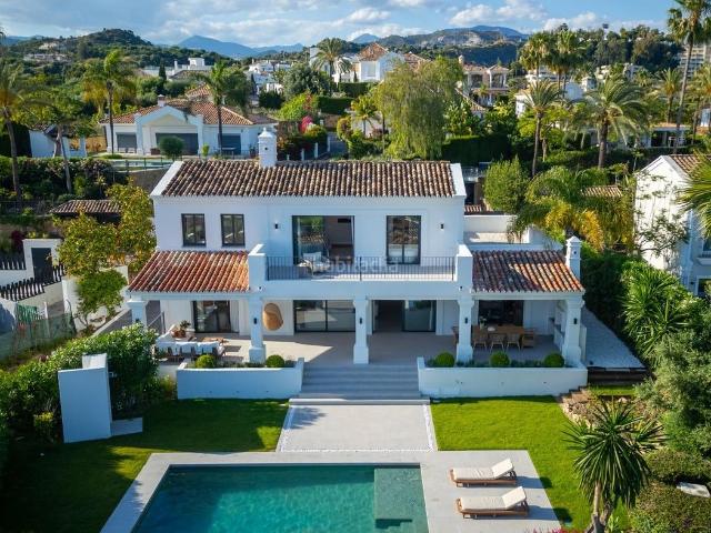 Chalet en venta en Marbella, La Dama de Noche La Alzambra. VILLA DE LUJO DISEÑADA CON ELEGANCIA EN NUEVA ANDALUCÍA, MARBELLA VISTAS AL MAR, PISCINA PRIVADA Y CINE. Chalets.