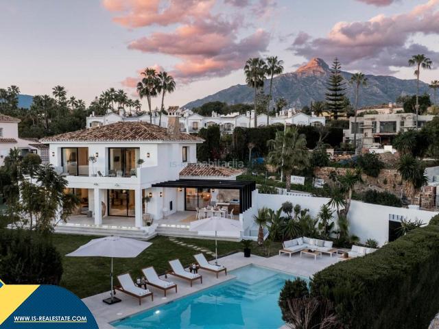 Chalet en venta en Marbella, La Dama de Noche La Alzambra. Villa reformada con piscina privada, en la provincia de Málaga, en la ciudad de Marbella, en la zona de Nueva Andalucía. 5 habitac. Chalets.