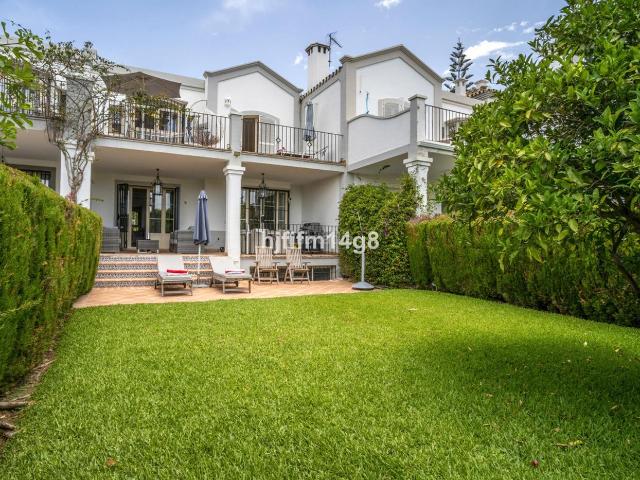 Chalet en venta en Marbella, La Dama de Noche La Alzambra. Aloha Real: Su Pasaporte al Lujo en Nueva Andalucía. Chalets.