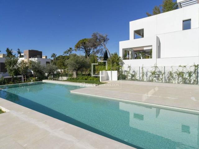 Chalet en venta en Marbella, La Merced. villa en excelentes condiciones de 5 dormitorios con 600m de jardín en venta en Milla de Oro. Chalets.