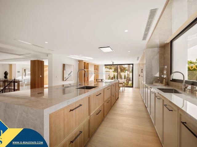 Chalet en venta en Marbella, Las Brisas. Villa con piscina privada, en la provincia de Málaga, en el municipio de Marbella, en la zona de Puerto Banús. 6 habitaciones 84. Chalets.