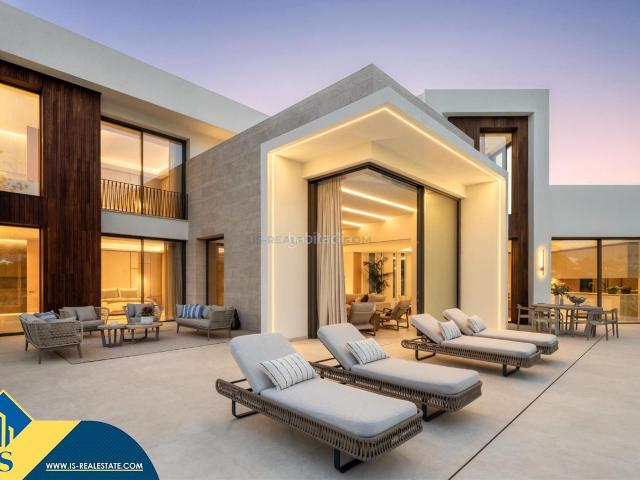 Chalet en venta en Marbella, Las Brisas. Villa con piscina privada, en la provincia de Málaga, en la ciudad de Marbella, en la zona de Nueva Andalucía. 5 habitaciones 71. Chalets.