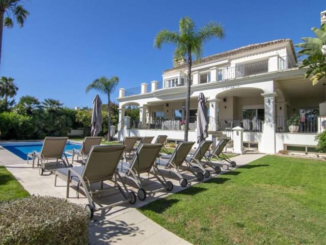 Chalet en venta en Marbella, Las Brisas. Chalets.