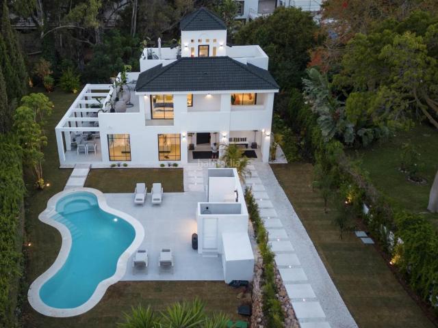 Chalet en venta en Marbella, Las Brisas. ¡Descubre la joya del valle del golf en Nueva Andalucía! Seguridad 24 horas. Presentamos esta magnífica villa independiente, per. Chalets.