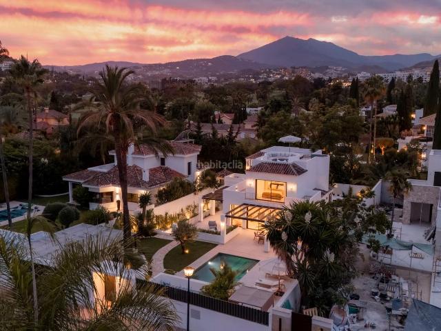 Chalet en venta en Marbella, Las Brisas. Exclusividad y Lujo Llave en Mano en Aloha Las Brisas: Moderna Villa con Spa y Cine. Chalets.