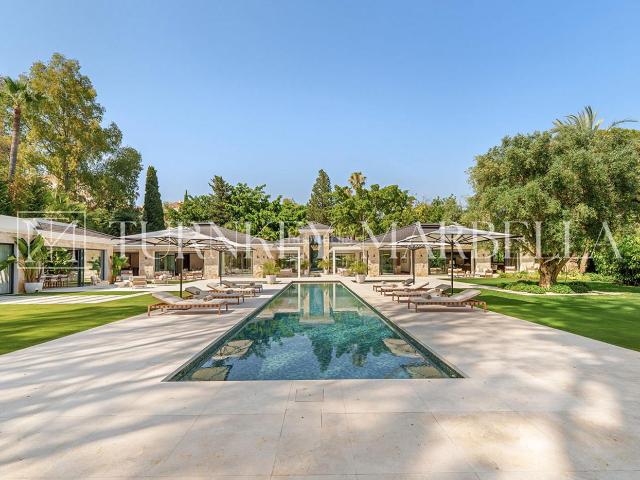 Chalet en venta en Marbella, Las Brisas. https: Villa en primera línea de golf en Nueva Andalucía, Las Brisas Golf, Marbella. Parcela 2.750 m². Chalets.