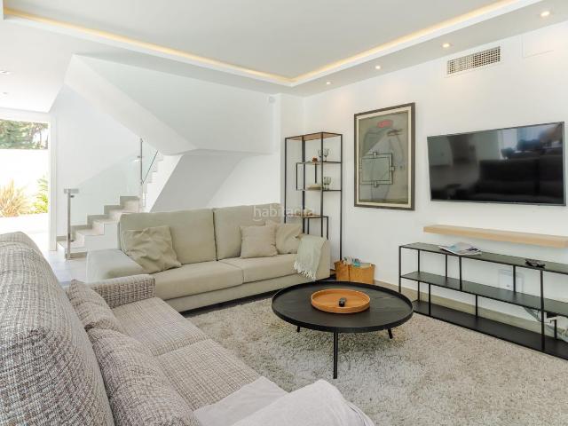 Chalet en venta en Marbella, Las Brisas. Magnifica villa independiente ubicada en el corazón de Nueva Andalucía, a solo 5 minutos de Puerto Banús. 961 m2 de parcela.. Chalets.