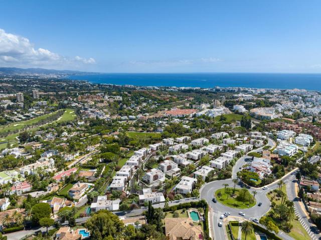 Chalet en venta en Marbella, Las Brisas. Proyecto de villas de lujo sobre planos, en el valle del golf Nueva Andalucia, recinto cerrado. Chalets.