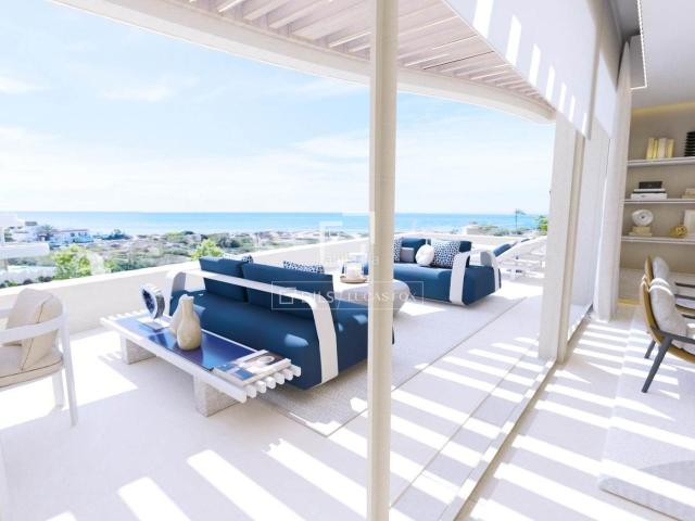 Chalet en venta en Marbella, Las Chapas Alicate Playa. Casa villa de obra nueva de 4 dormitorios con 94m de jardín en venta en Este Marbella. Chalets.