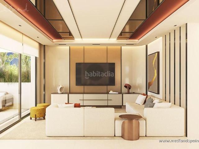 Chalet en venta en Marbella, Las Chapas Alicate Playa. Exclusivos chalets pareados de 4 dormitorios en primera línea con vistas al mar, piscina privada y solárium en Marbella. Chalets.