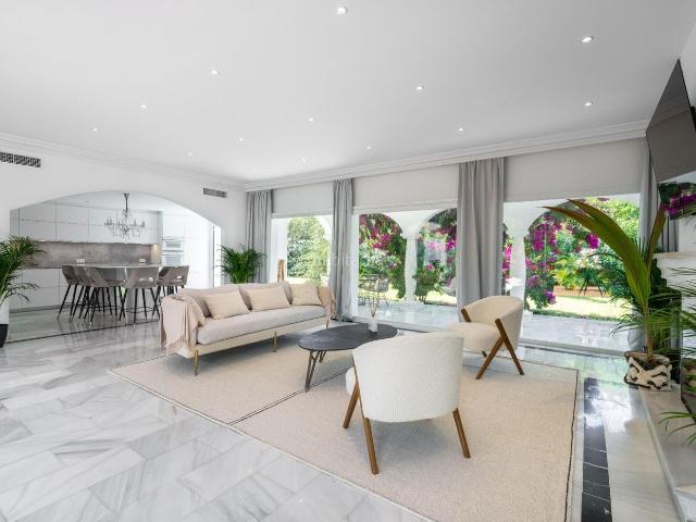 Chalet en venta en Marbella, Marbesa. Villa de lujo de 5 dormitorios y 5 baños cerca de la playa. Marbesa, Marbella Este. Chalets.