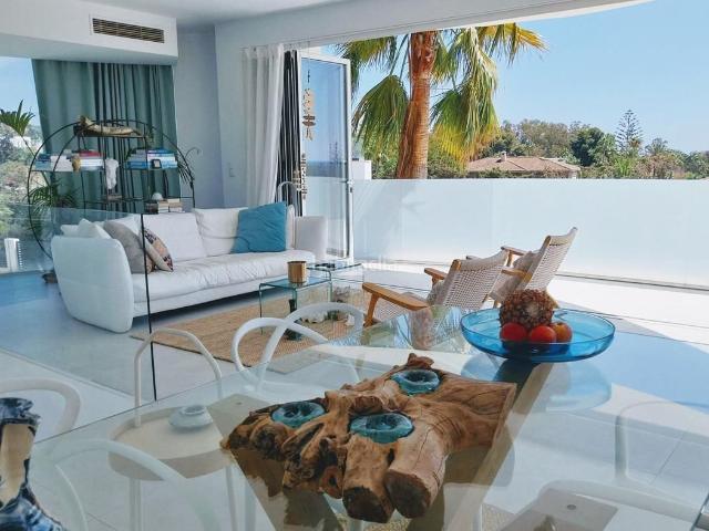 Chalet en venta en Marbella, Marbesa. Lujosa Villa con Impresionantes Vistas al Mar a Solo 400 Metros de la Playa en Marbella Este. Chalets.