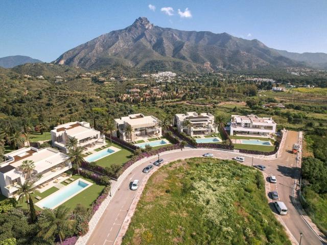 Chalet en venta en Marbella, Nagüeles Alto. Villa de 5 dormitorios y 6 baños localizada en la Milla de Oro, Marbella. Obra Nueva. Chalets.
