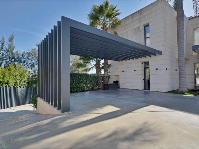 Chalet en venta en Marbella, Nagüeles Alto. Refugio Mediterráneo de Elegancia en la Milla de Oro de Marbella. Chalets.