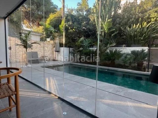 Chalet en venta en Marbella, Nueva Andalucía centro. Villa de lujo en Nueva Andalucia con diseño ultramoderno a 500 metros de la playa. Chalets.