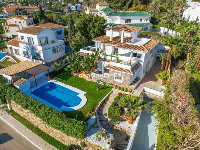 Chalet en venta en Marbella, Nueva Andalucía centro. Villa en venta en Nueva Andalucía cerca de Puerto Banús. Chalets.