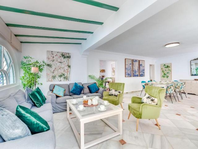 Chalet en venta en Marbella, Nueva Andalucía centro. Villa independiente en el corazon de Nueva Andalucia, gran rentabilidad. Chalets.
