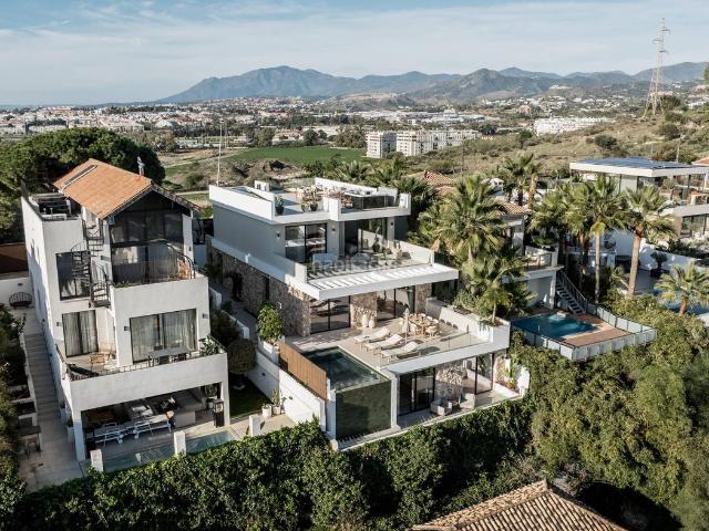 Chalet en venta en Marbella, Nueva Andalucía centro. Elegante residencia de alto standing cerca de Puerto Banús y campos de golf. Marbella. Chalets.
