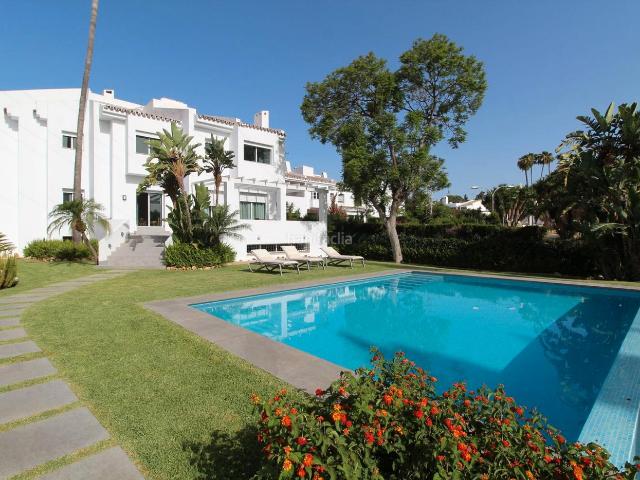 Chalet en venta en Marbella, Nueva Andalucía centro. Elegancia y Vistas Espectaculares en Nueva Andalucía. Chalets.
