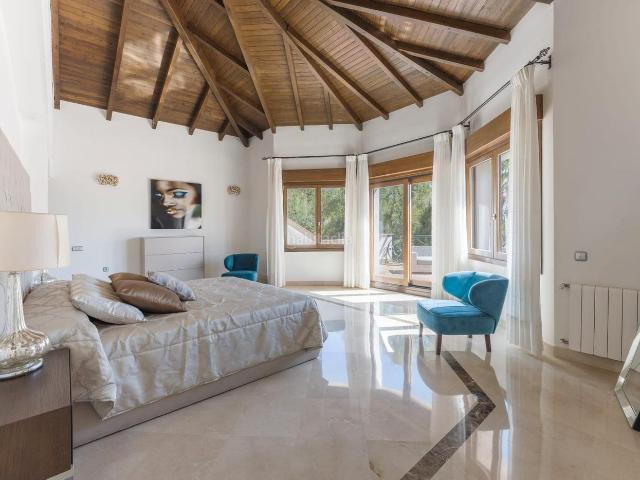 Chalet en venta en Marbella, Nueva Andalucía centro. Encanto Clásico y Espacio Ilimitado en Nueva Andalucía, Valle del Golf. Chalets.