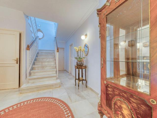 Chalet en venta en Marbella, Nueva Andalucía centro. Oasis Andaluz de Seis Dormitorios en el Exclusivo Valle del Golf, Nueva Andalucía. Chalets.