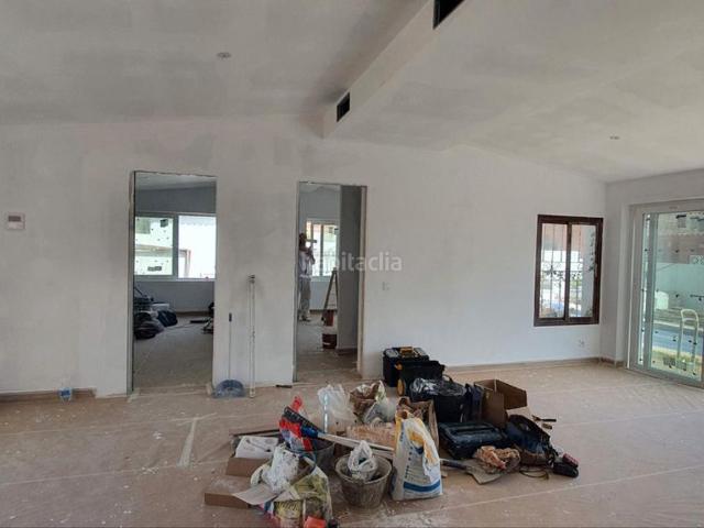Chalet en venta en Marbella, Nueva Alcántara. ¡Su Futuro en la Costa del Sol Comienza Aquí! Villa Exclusiva con Potencial Ilimitado. Chalets.