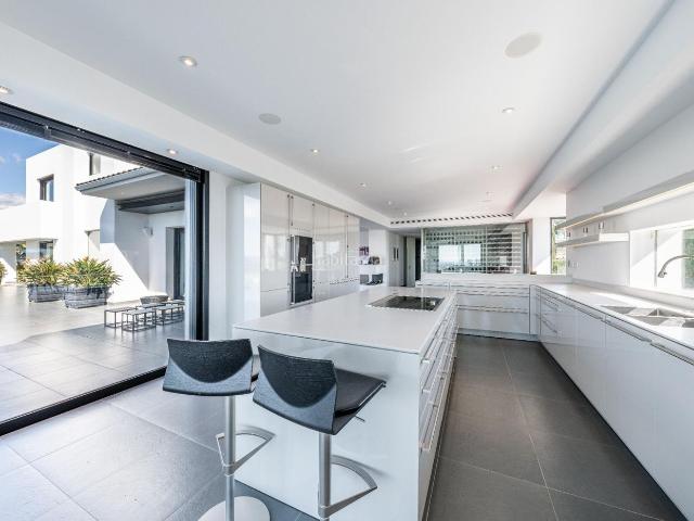 Chalet en venta en Marbella, San Pedro de Alcántara Pueblo. Espectacular villa de lujo de 5 dormitorios y 5 baños con Vistas al Mar y la Montaña. Benahavís. Chalets.