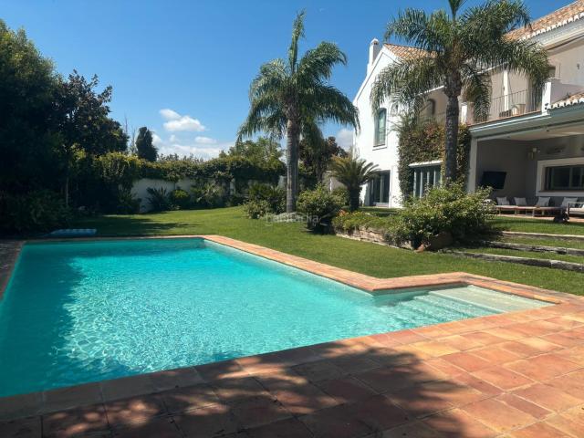 Chalet en venta en Marbella, San Pedro de Alcántara Pueblo. Magnifica villa de lujo situada en San pedro Alcantara, cercana a todo. 1.500 m2 de parcela. 500 m2 construidos en 3 plantas 5 do. Chalets.