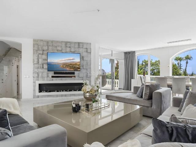 Chalet en venta en Marbella, Santa María. ? Elegante Villa Renovada con Piscina y Sauna en Elviria. Chalets.