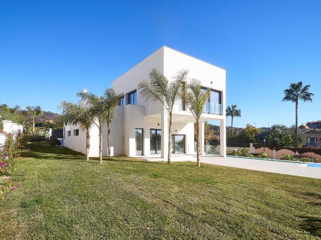 Chalet en venta en Marbella, Santa María. Villa de 4 dormitorios, 4 baños con vistas al mar. Santa María Golf, Elviria, Marbella Este. Chalets.