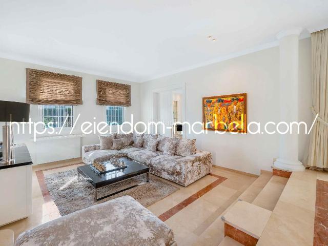 Chalet en venta en Marbella, Santa María. Villa privada clásica a la venta en Elviria. Chalets.