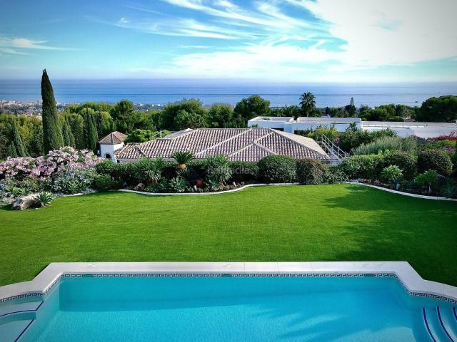 Chalet en venta en Marbella, Sierra Blanca. Villa de lujo de 6 dormitorios y 8 baños con vistas al mar. Cascada de Camoján, Marbella Norte. Chalets.