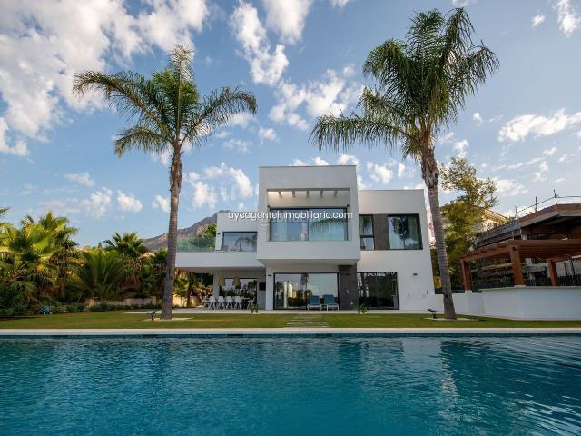 Chalet en venta en Marbella, Sierra Blanca. Villa en venta en Milla De Oro Cortijo De Nagüeles, 4 dormitorios. Chalets.